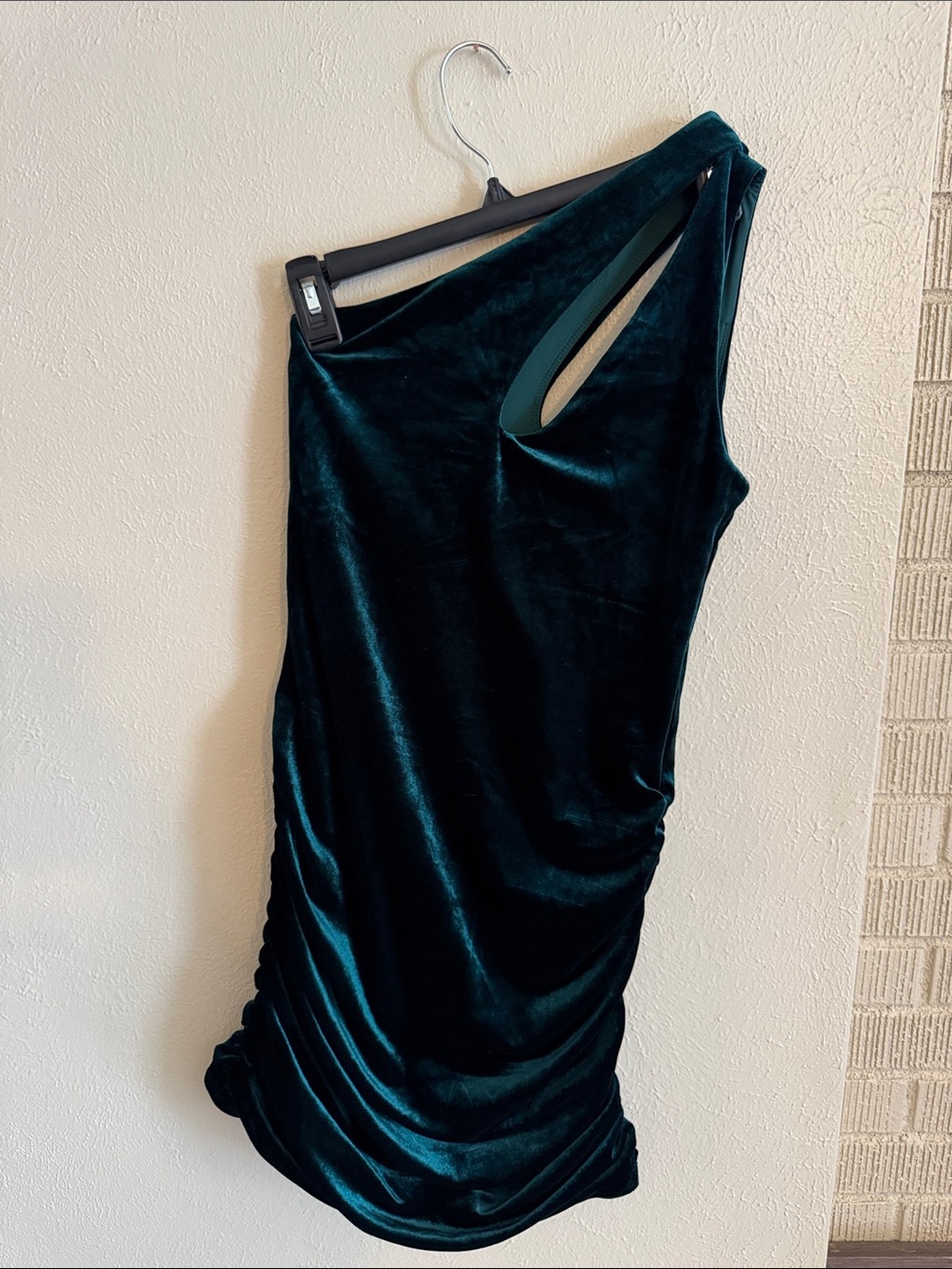 Klassy Network Women’s One-Shoulder Velvet Dress in Deep green